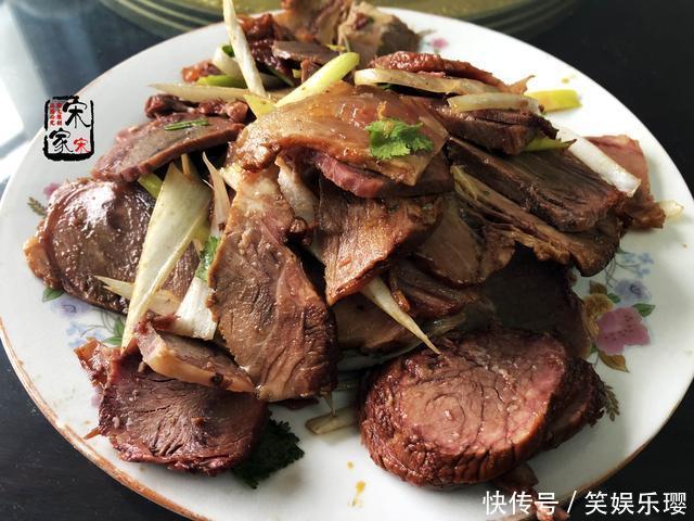 爷爷生日,菜刚端上桌嫂子坐下就吃,姑姑:停!老人还没动筷子