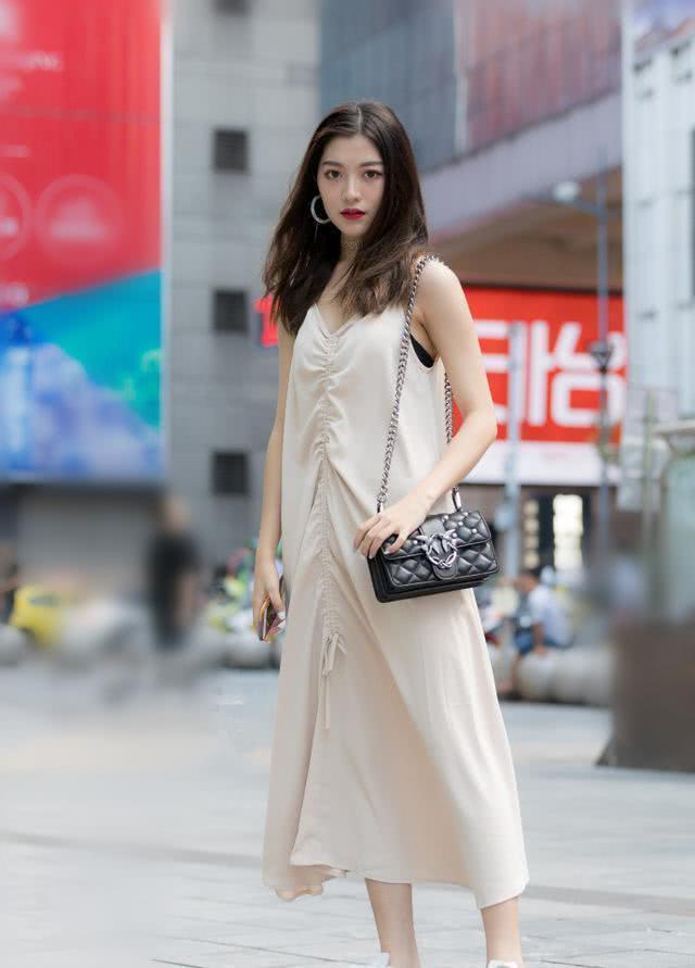 街拍：美女穿着简简单单，看起来非常的好看