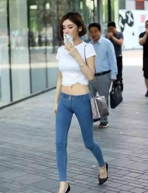 美女|美女穿紧身裤牛仔裤,秀出修长紧致腿型,为蜂腰细腿加分