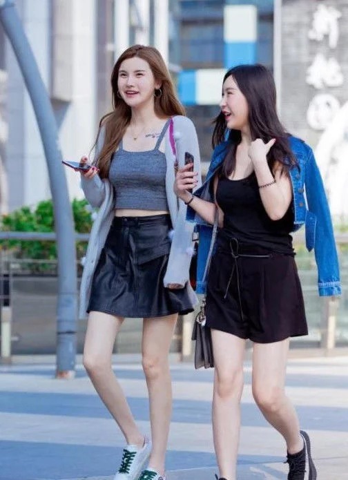 街拍:长相清秀的小美女,肌肤如玉,尊贵优雅显大气