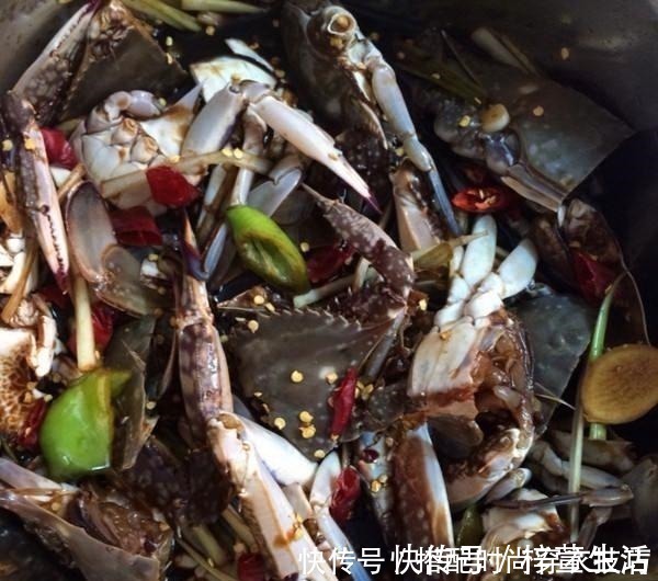 清蒸|螃蟹别在清蒸来吃了,教你一个螃蟹新做法,味道鲜美营养丰富
