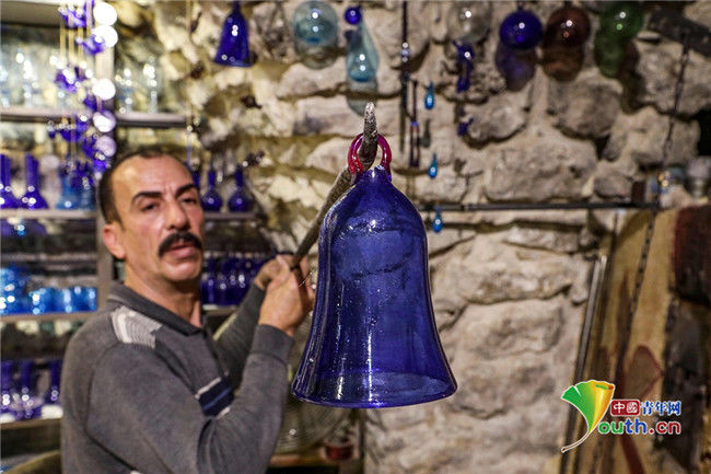  早已软化的前端掉落|巴勒斯坦工匠手工吹制玻璃 满墙玻璃琳琅满目宛如糖果