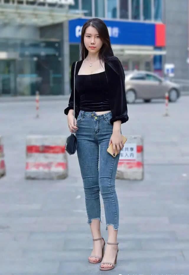 女人|过40岁的女人,穿牛仔裤最好别配小白鞋,照这样穿时髦又减龄