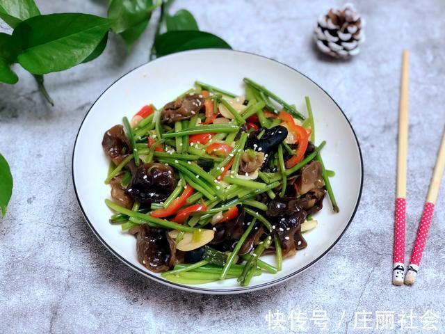 近视眼|霜降红薯甜如蜜,收完红薯叶子别乱扔,配上木耳炒一盘,特别美味