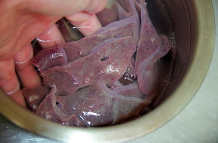 洗猪肝只用水洗，难怪做菜难吃！教你一个好方法，猪肝干净做菜香