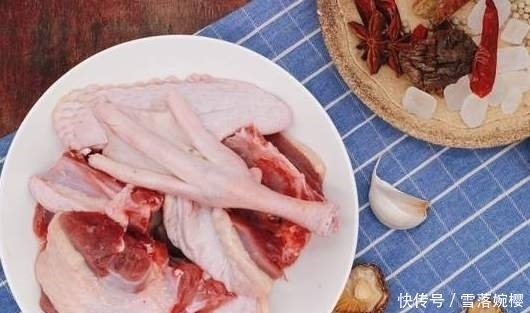 冬天此肉要多吃，滋补不上火，比猪肉牛肉都便宜，炖一锅太美味