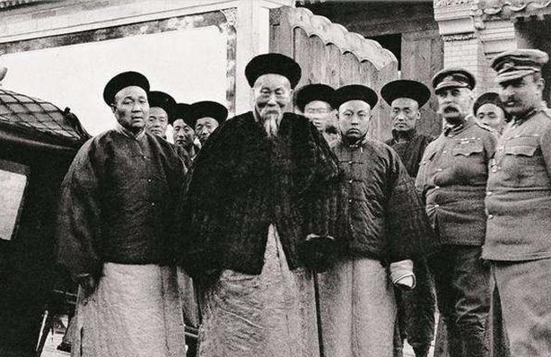 中国|一大臣上朝时,因为轿夫脚崴而迟到,改变中国历史