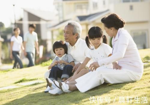 长辈|老人带娃的“三条规则”,获得专家肯定,隔代教育并不差