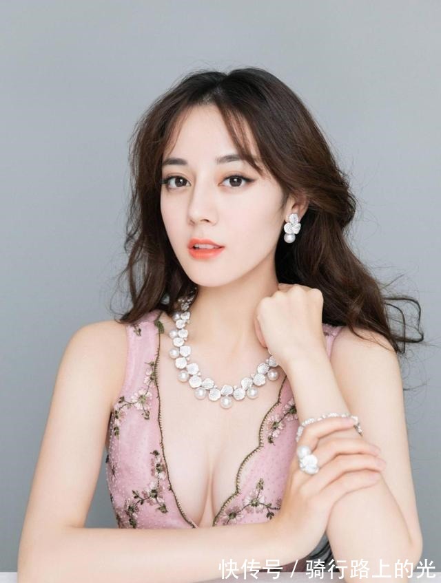 特征|女生脸上有这4个“特征”,很容易招惹异性!中两个真的很少见!