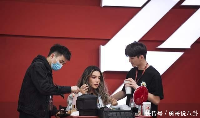 “压油达人”江映蓉,“现场做法”那英,《浪姐2》成欢乐喜剧人