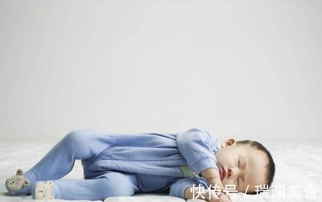 头部|宝宝睡觉时发生这3种“现象”,说明宝宝该枕枕头了,家长需留意