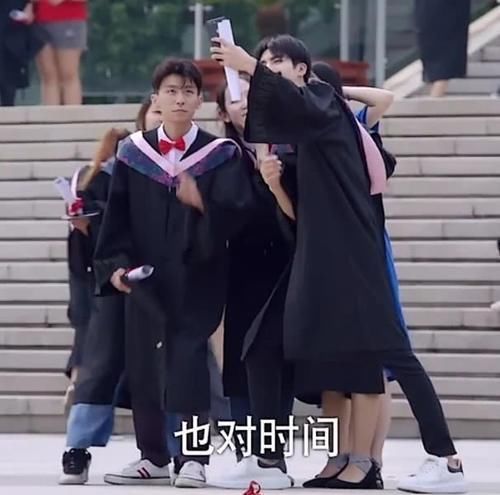 |明星“错位图”有多搞笑谢可寅蔡徐坤接吻没啥，看到何老师笑出腹肌