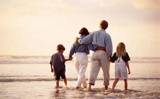 香远|孩子有没有出息,从父母的言行里就能看出,你家是哪类家庭?