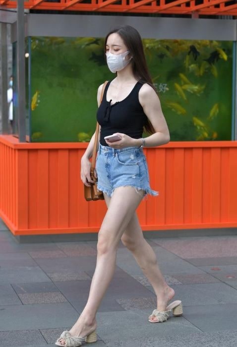 美的 年轻女生就是会穿,露脐衫配牛仔裤,轻松穿出小蛮腰,靓丽又清爽