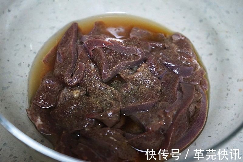 吃起来|这猪肝只要烹饪的方式对了,吃起来一点也不腥,还很入味