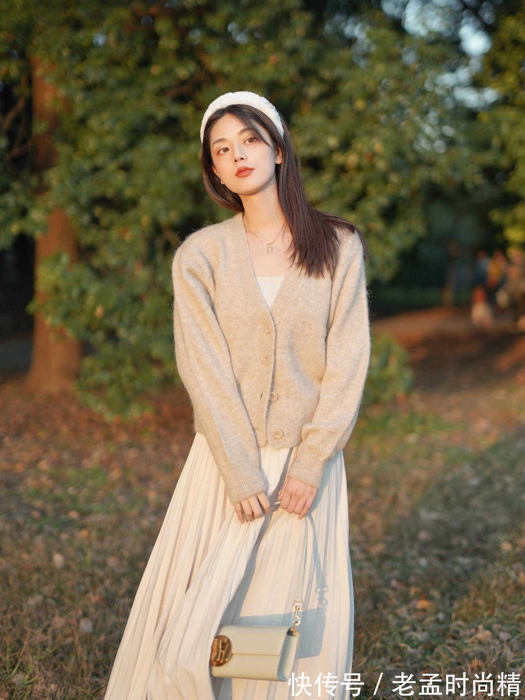 搭配|秋季不要瞎打扮,针织衫搭配百褶裙温柔优雅又保暖,美得高级