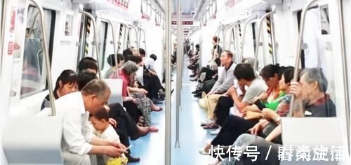 乘客|孩子不慎踩到乘客的脚,对方刚要开口,妈妈的做法让其无话可说