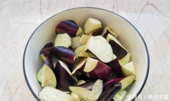 午餐|给老婆用茄子和白菜做的午餐便当,茄子不用过油,味道又香又好吃