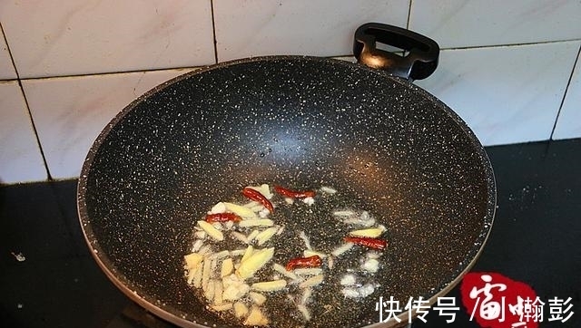 花样|鸡翅别再红烧了，换个花样加它一起烧，喷香下饭，一盘转身就没了