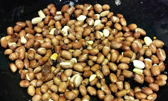 炒花生米，这样做更入味，又酥又香，放几天都不返潮，家人爱吃