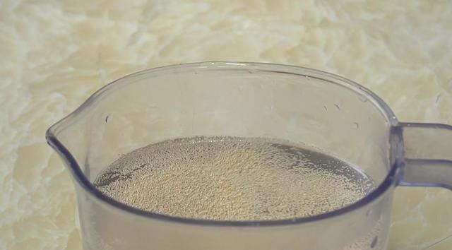 教你做手不沾面的烙饼，10分钟搞定全家人早餐，蓬松暄软像面包