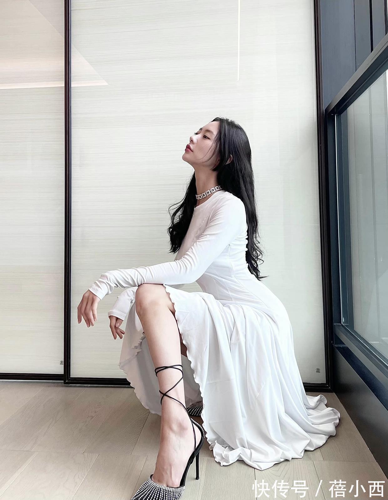 美眉|克拉拉真是“亚洲第一美女”,连土味白色紧身裙,都穿出了高级感