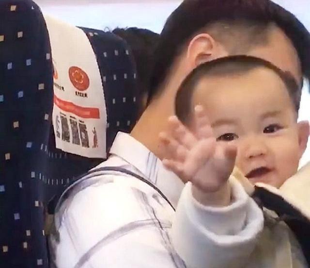 小宝宝|爸爸独自带宝宝坐高铁,全程不吵不闹,网友笑的好甜