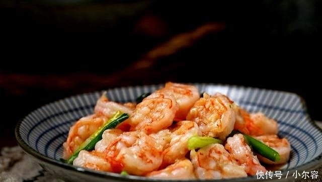  清洗干净|葱爆虾仁没香味？把握3个小技巧，味道鲜美，色泽红亮