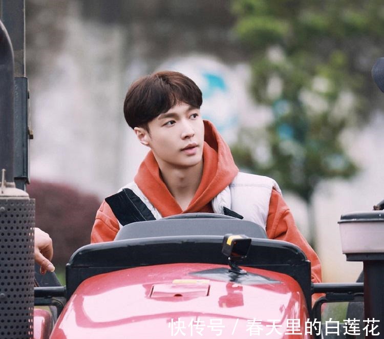 張藝興|張藝興錄制節目套路節目組，到店還瘋狂“試吃”，何炅的話真相了