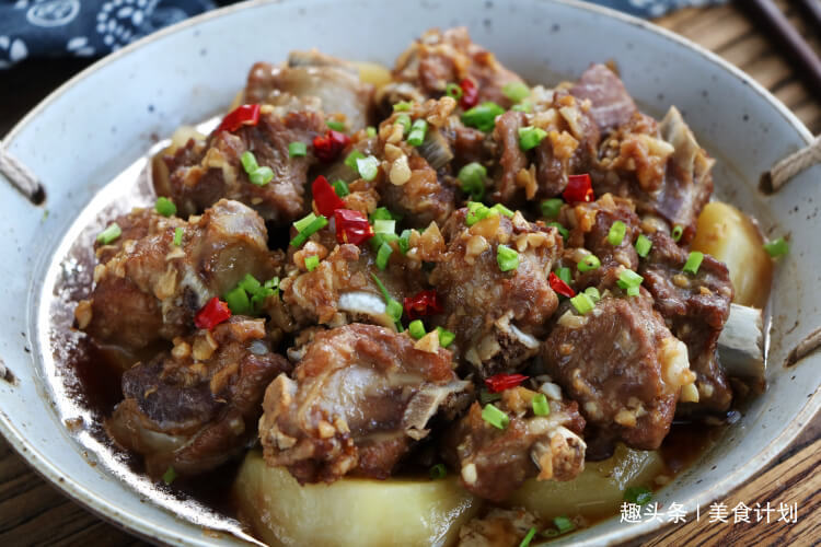 懒人吃法|天热排骨别再炖了，教你懒人吃法，不加油不加水，出锅瞬间就吃光