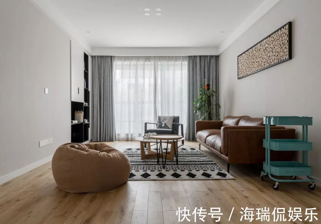 三人位|客厅沙发这样摆放,面积直接大了一倍,邻居见了挤爆门来学!