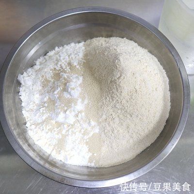 黄豆酱|#不容错过的鲜美滋味# 喷香有营养的猪肉干笋全麦包子