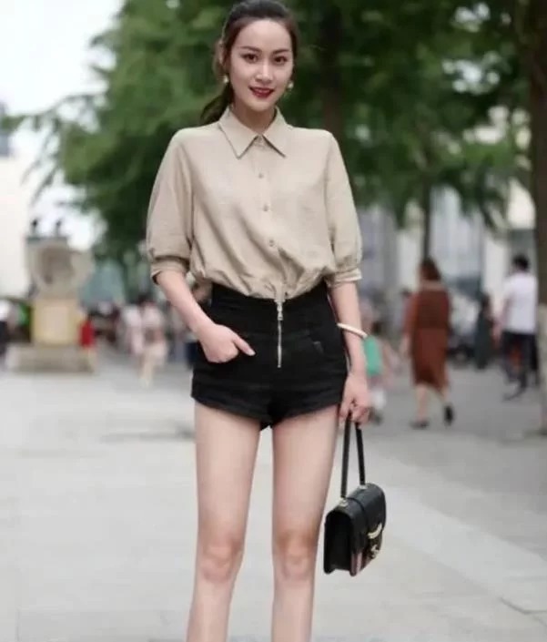 小姐姐|街拍:小姐姐穿着一件黑色紧身背心搭配上热裤,时尚又潮流