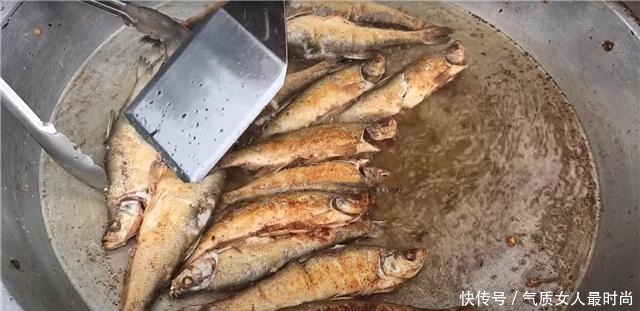 炸鱼|夫妻街头卖“香酥”小吃,20元一斤遭哄抢,食客连鱼刺都能吃!