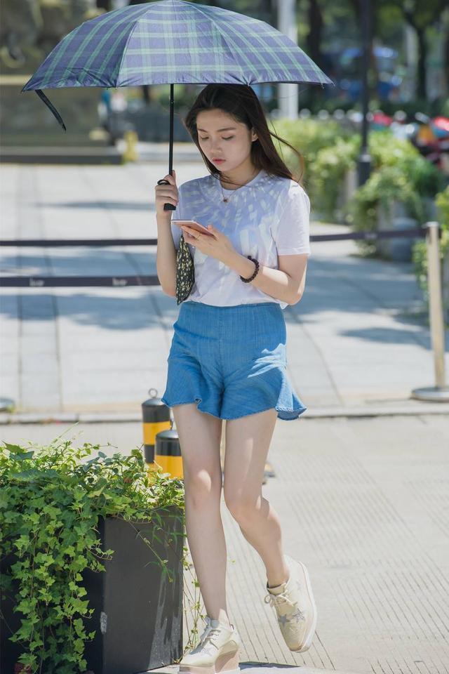 白色上衣|白色上衣搭配短款荷叶裙，美女那么耀眼，甜美可爱
