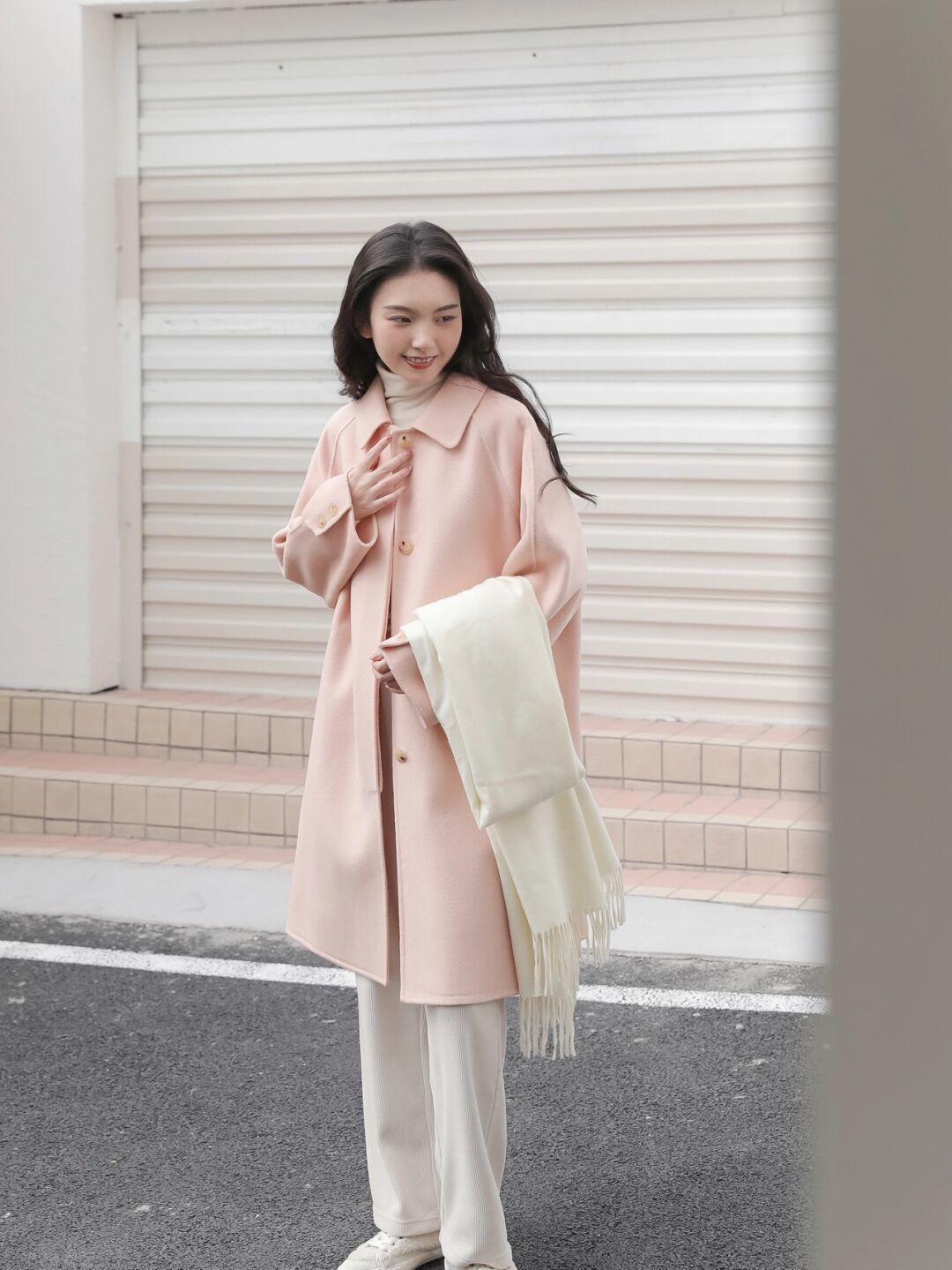 减龄感 女人一定要穿的有品味,4个神仙色大衣分享给你,可以照着搭