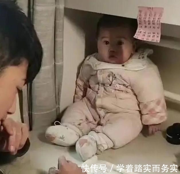 爸爸妈妈|哥哥写作业把妹妹当"吉祥物",网友笑评:妹妹为这个家付出太多
