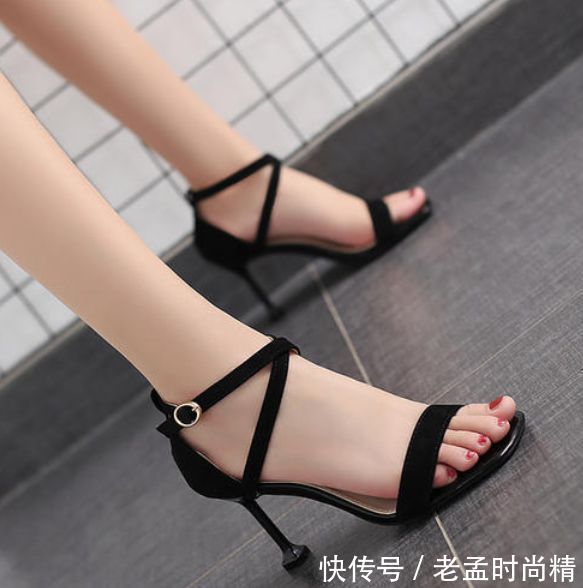尖头高跟鞋的造型,让女人具有“进攻性”,展现女王范