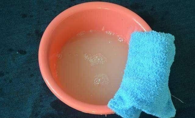 毛巾变硬“脏兮兮”清洗加点“小东西”，水里泡一泡，干净除菌