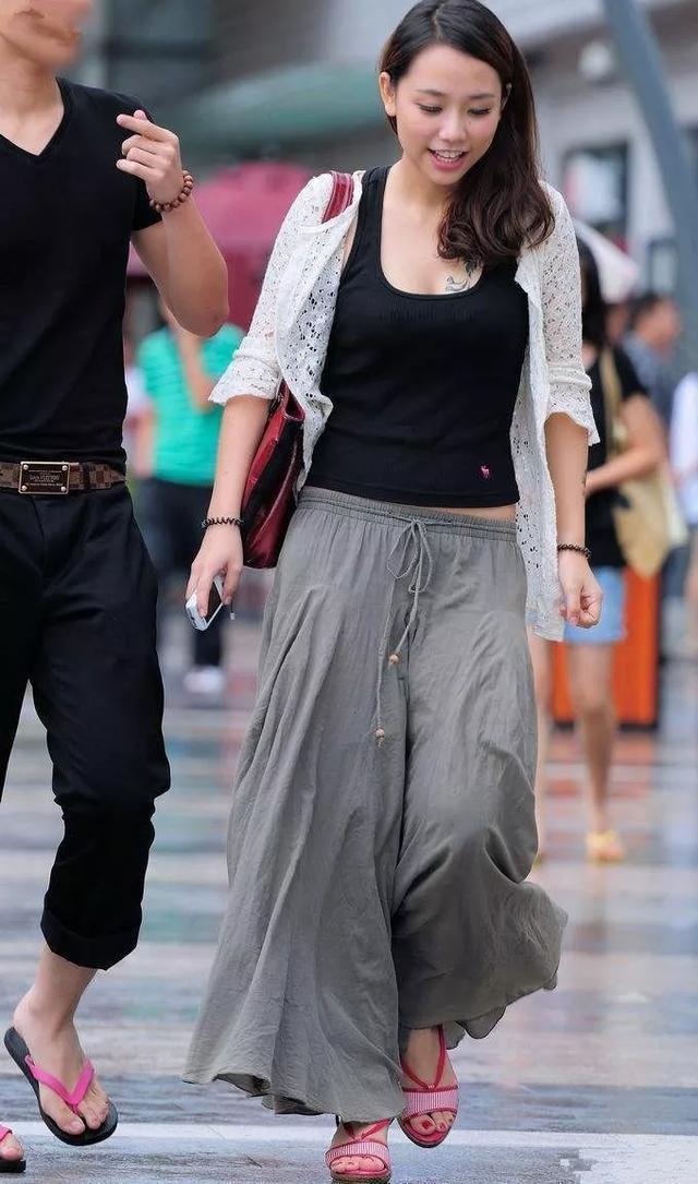 街拍：身材高挑的小姐姐，墨镜戴出了个性，笑容很甜美