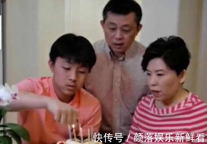 林翰铭|邓亚萍晒全家福!51岁老公罕见出镜,15岁大儿子已成马龙亲师弟