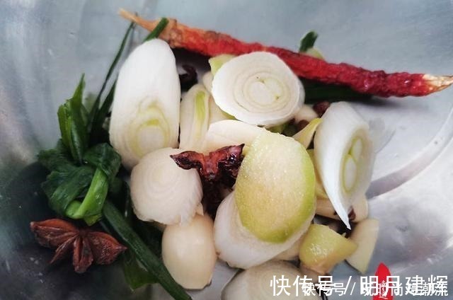 这个方法制作的酥鱼,孙女自己都能吃了,鱼刺变得绵软不必吐剌了