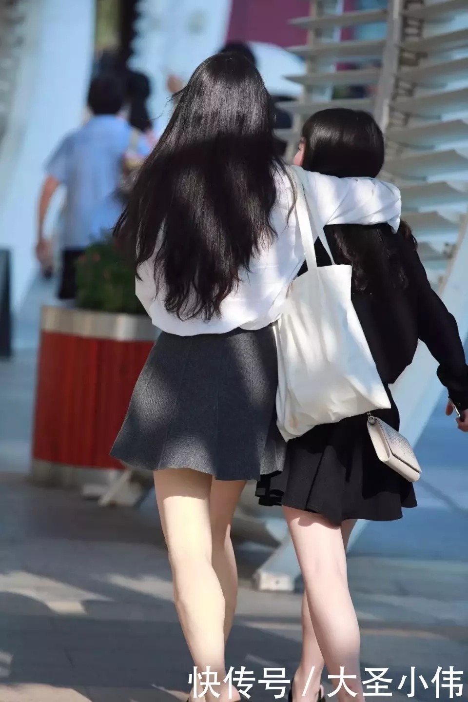 穿搭|美女街拍美女和闺蜜逛街,穿黑色短裙穿搭,少女感爆棚
