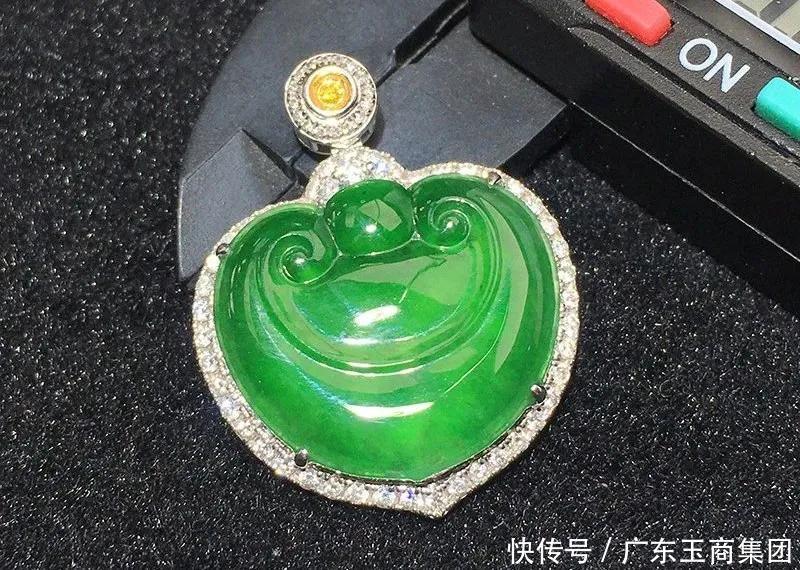 瑕疵|翡翠有瑕疵能买吗 ？看完就有答案！
