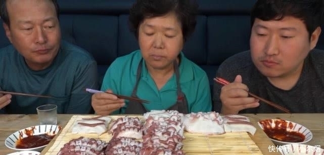 韩国“最穷”吃播大吃海鲜,吃10斤的章鱼,切成薄片看着就很嫩