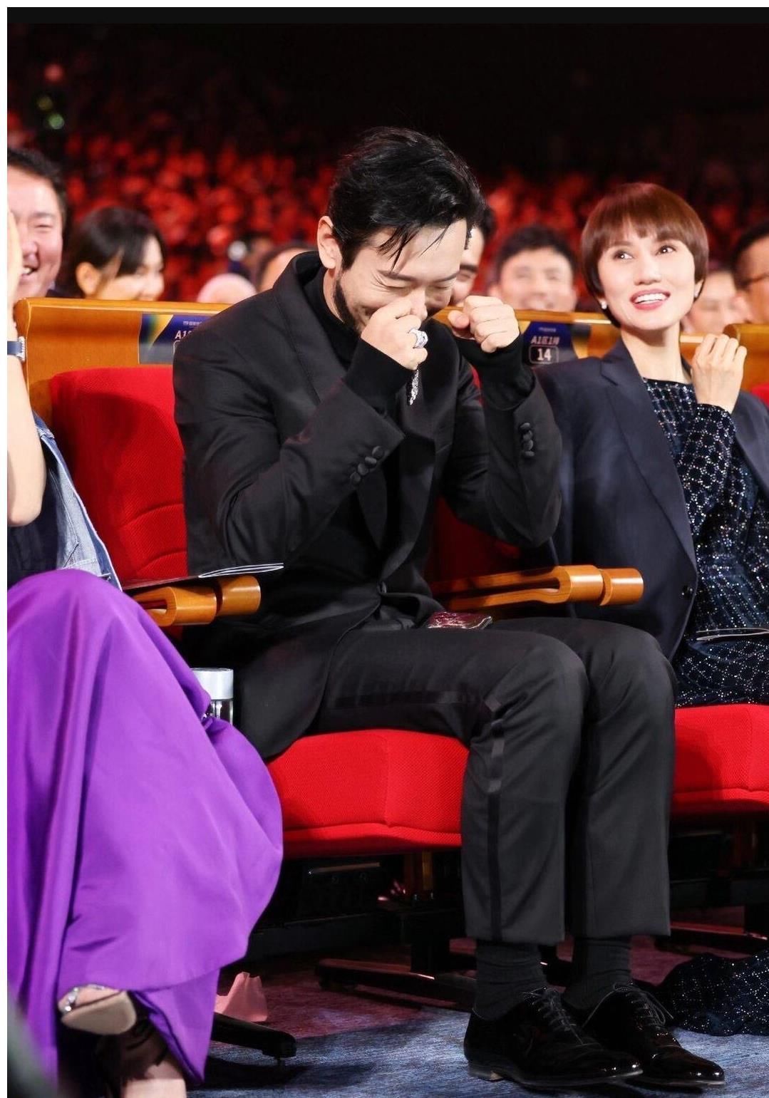 空缺也不该乱发奖，太贬低“金鸡奖”分量了，黄晓明你凭什么？