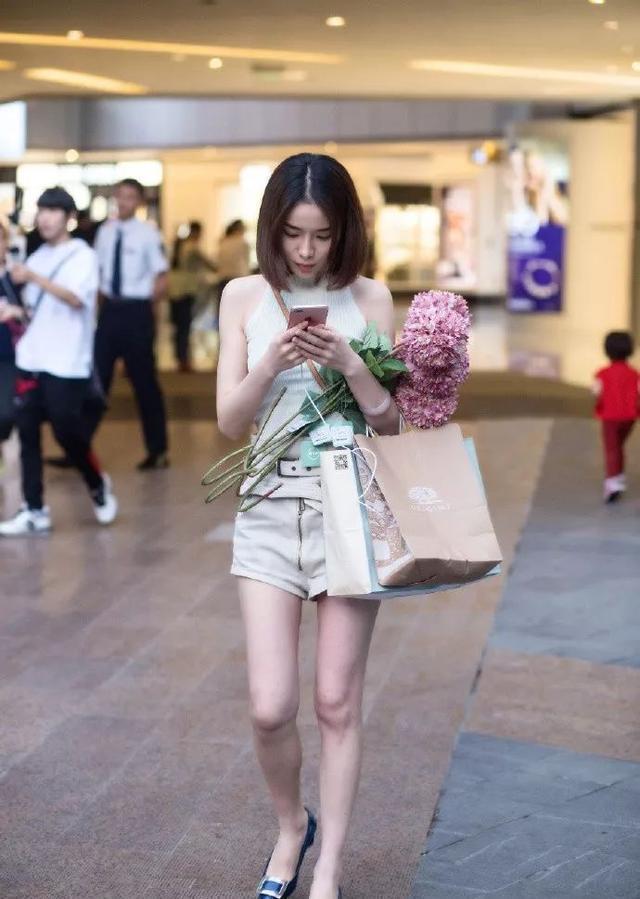 纤细|街拍:戴墨镜的小姐姐,身穿时尚靓装,优雅的展示出纤细美腿