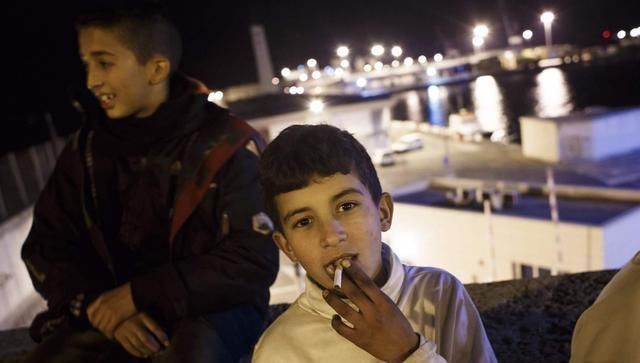 克烈|2岁染上烟瘾的孩子,一天抽40根烟,如今10岁的他变成什么样了