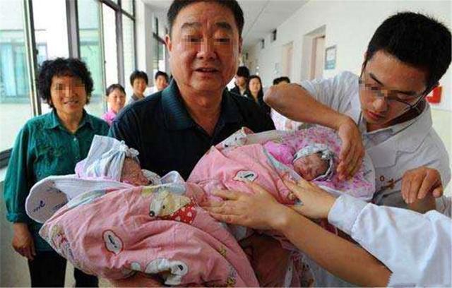 取名|爸爸姓“屎”,妈妈不愿双胞胎随父姓,爷爷巧妙取名,全家点赞