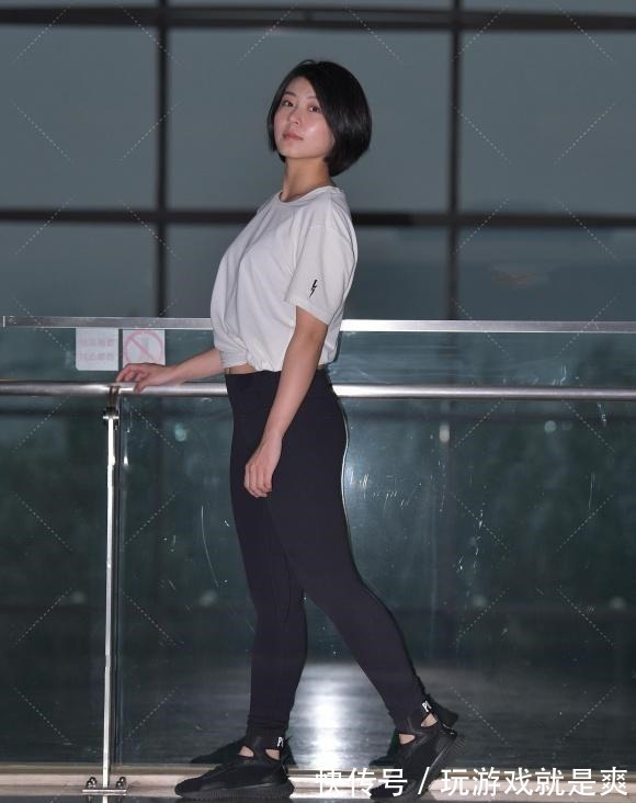 健美裤 短袖衫配黑色健美裤,穿出黑与白的经典美,修身好看又显运动魅力!
